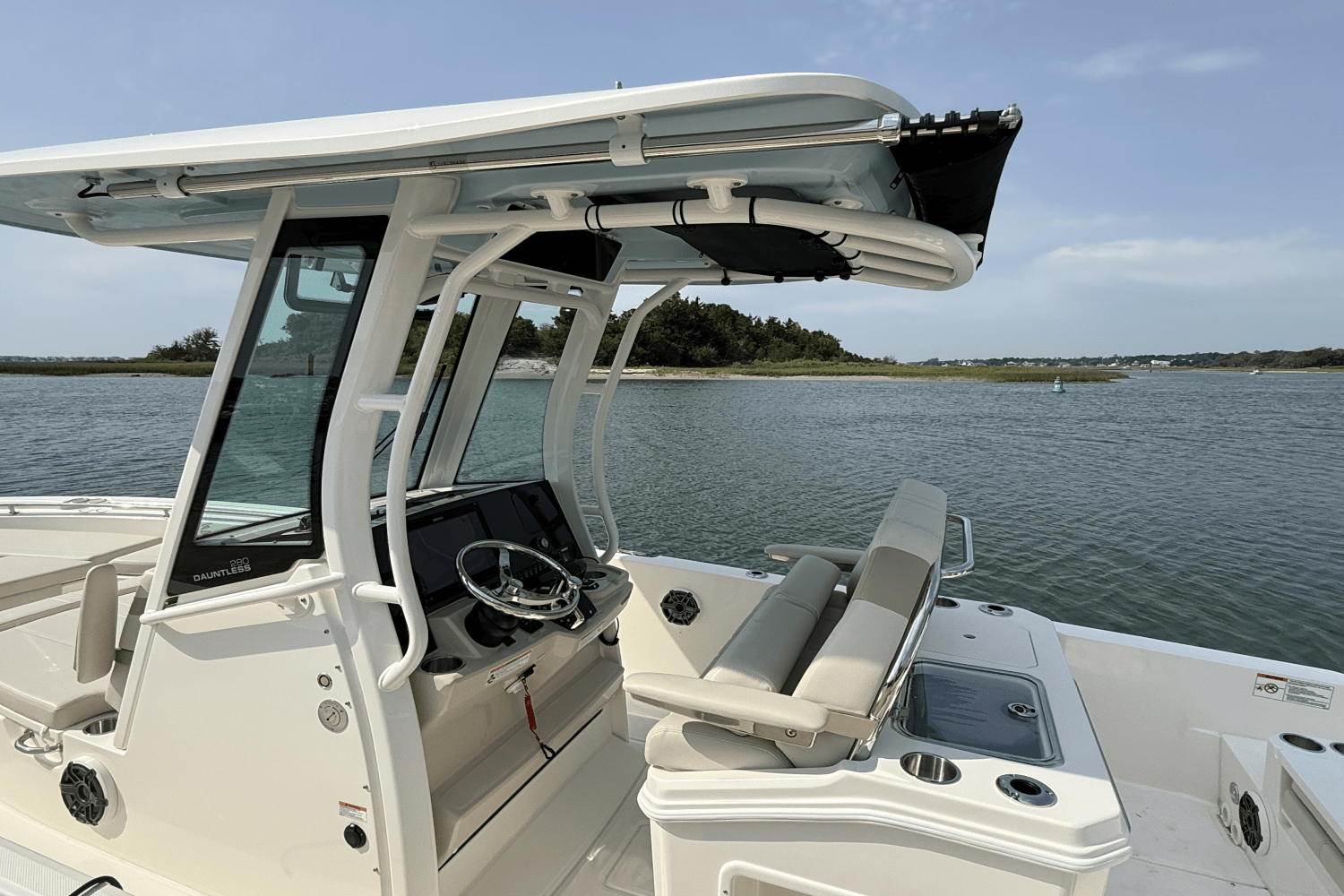 Slide: The Image of Boston Whaler 280 Dauntless 2025 - 11