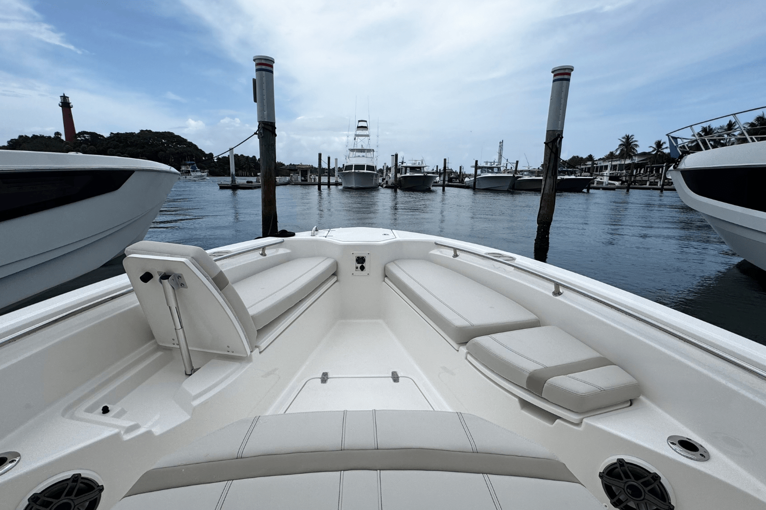 Slide: The Image of Boston Whaler 280 Dauntless 2025 - 11