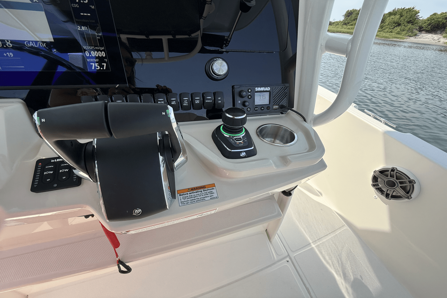 Slide: The Image of Boston Whaler 280 Dauntless 2025 - 13