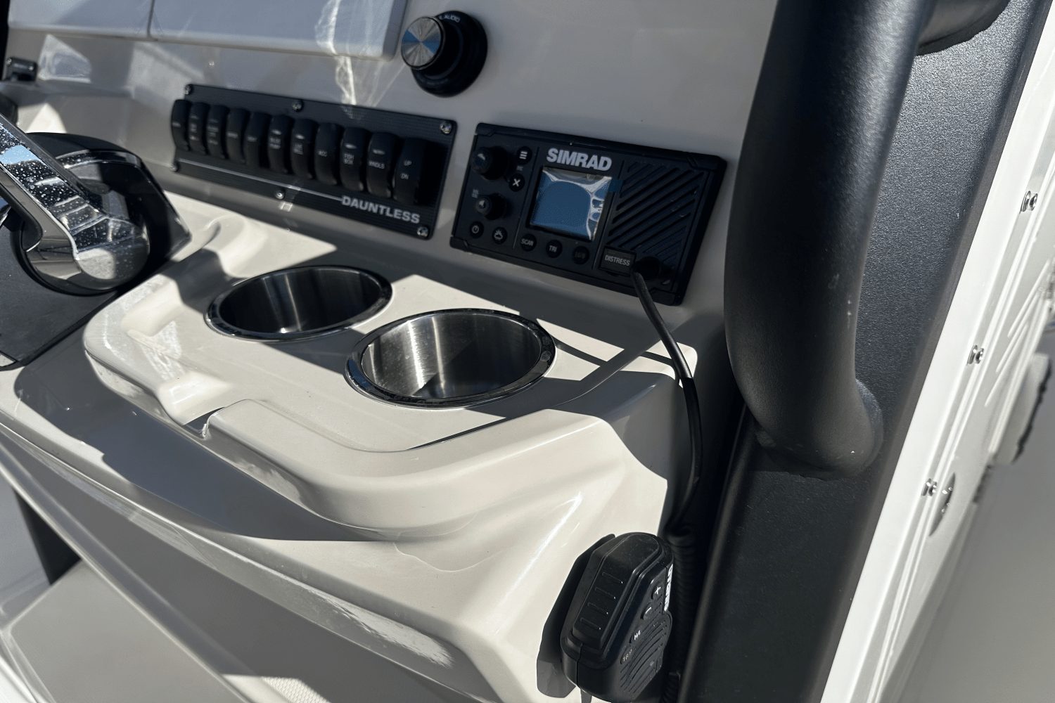 Slide: The Image of Boston Whaler 280 Dauntless 2025 - 14