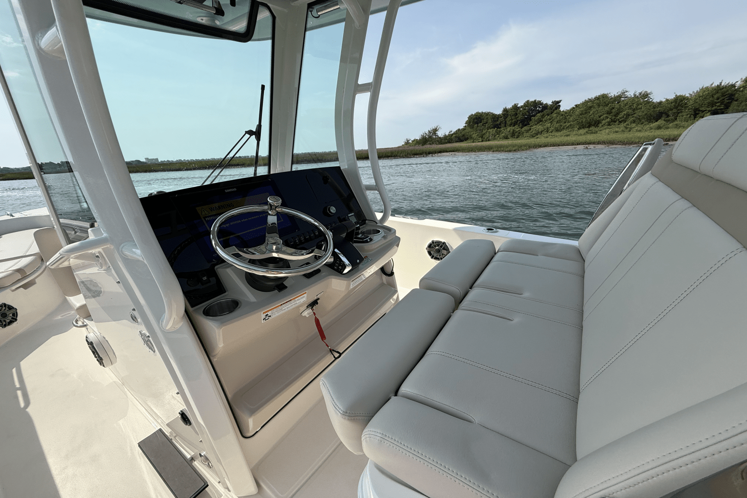 Slide: The Image of Boston Whaler 280 Dauntless 2025 - 14