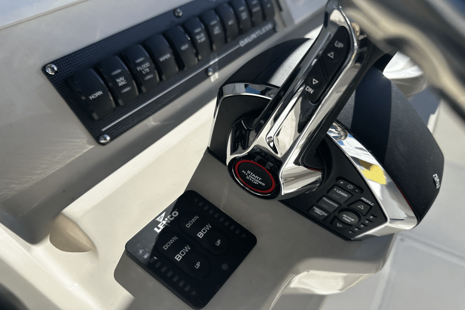 Slide: The Image of Boston Whaler 280 Dauntless 2025 - 15