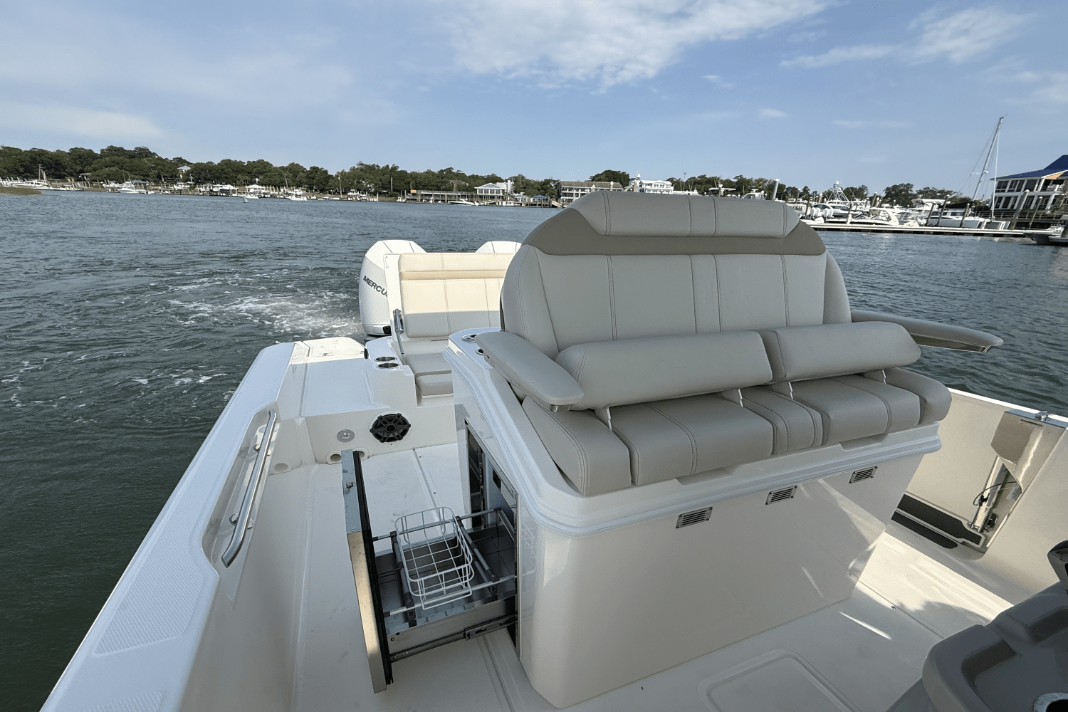 Slide: The Image of Boston Whaler 280 Dauntless 2025 - 15