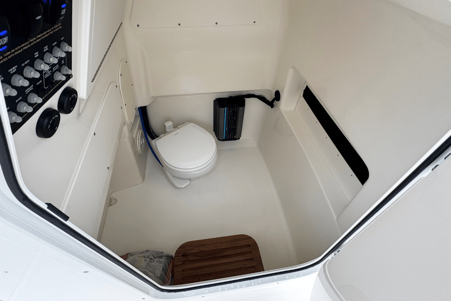 Slide: The Image of Boston Whaler 280 Dauntless 2025 - 15