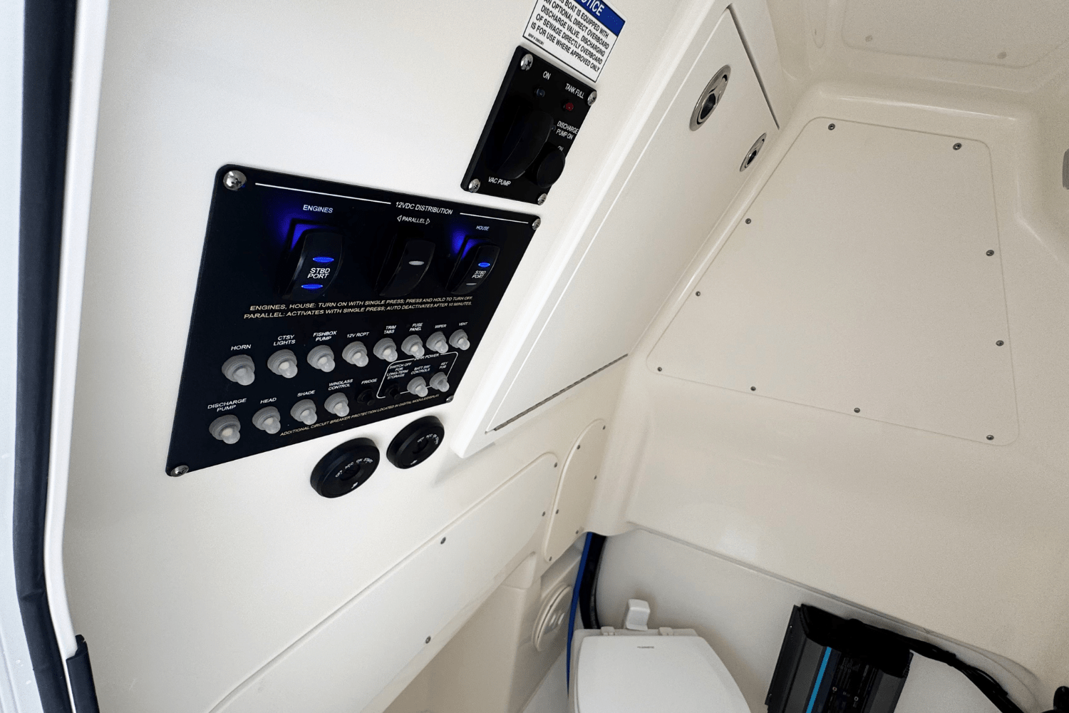 Slide: The Image of Boston Whaler 280 Dauntless 2025 - 16