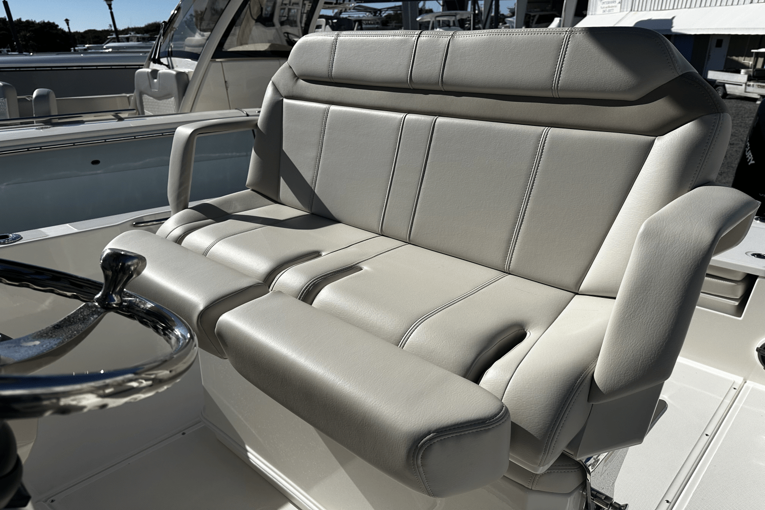 Slide: The Image of Boston Whaler 280 Dauntless 2025 - 17