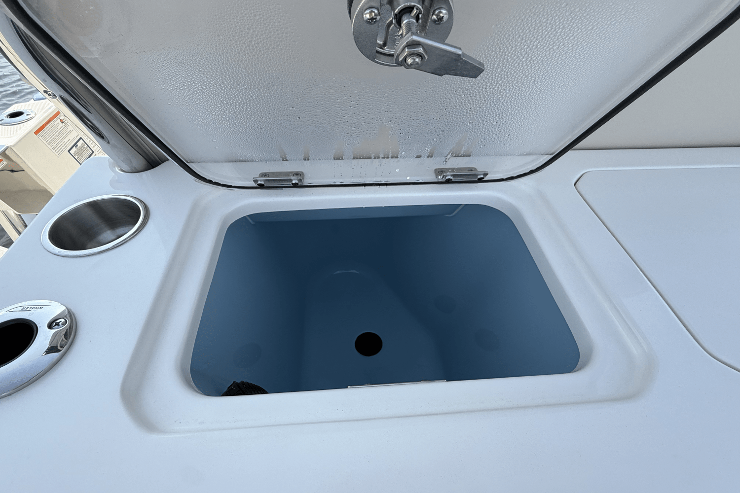 Slide: The Image of Boston Whaler 280 Dauntless 2025 - 17