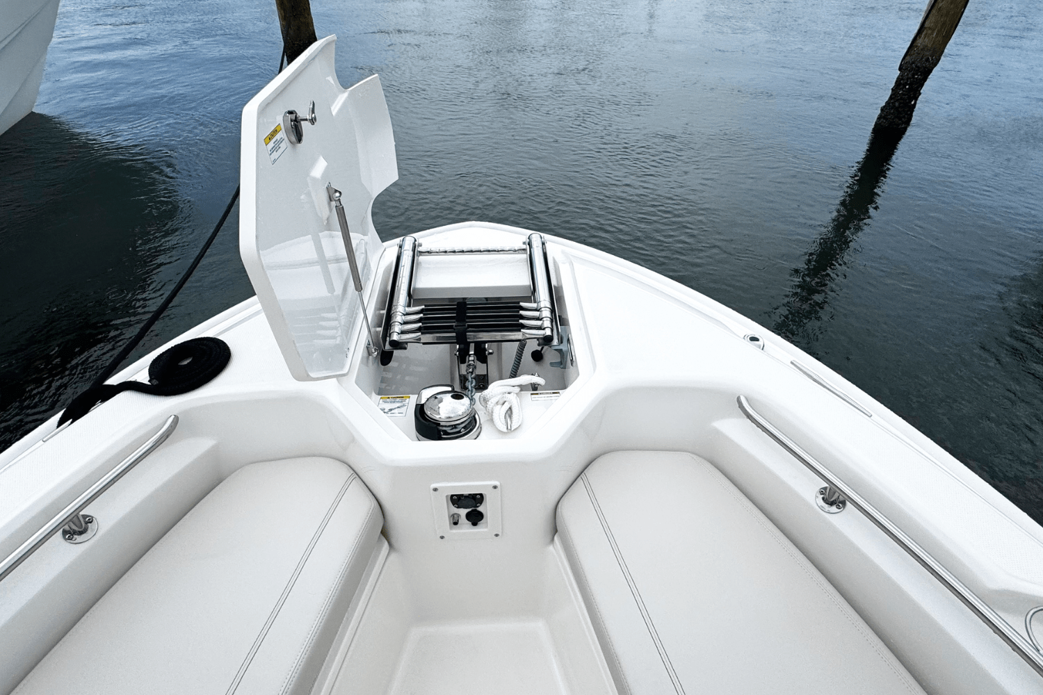 Slide: The Image of Boston Whaler 280 Dauntless 2025 - 17