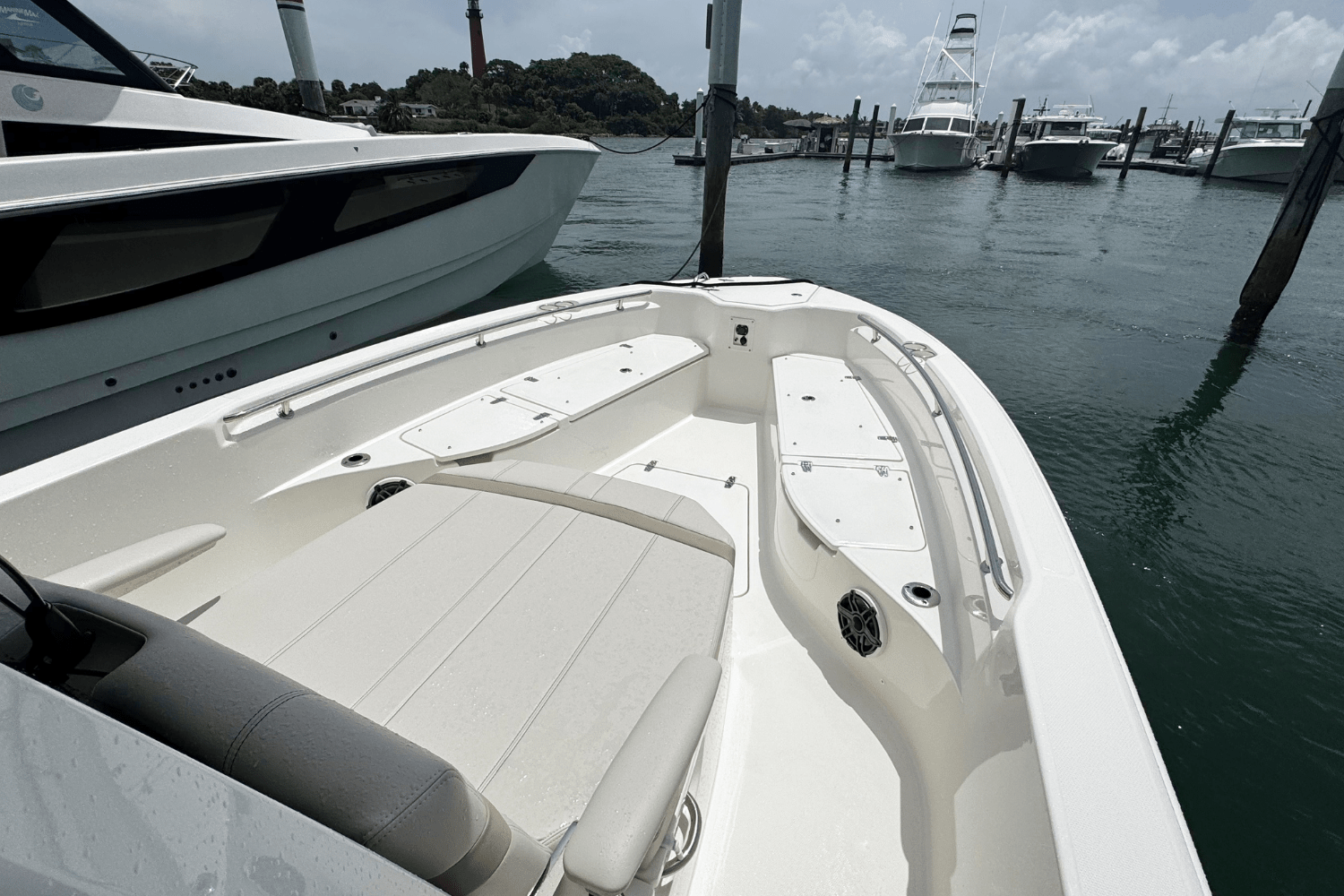 Slide: The Image of Boston Whaler 280 Dauntless 2025 - 18