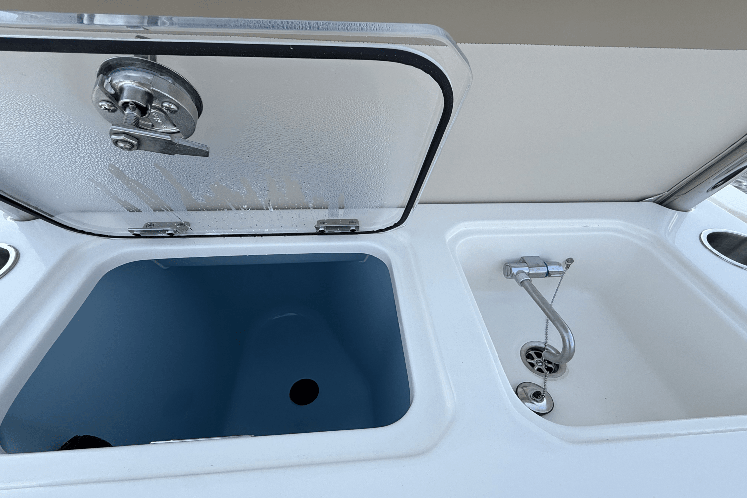 Slide: The Image of Boston Whaler 280 Dauntless 2025 - 18