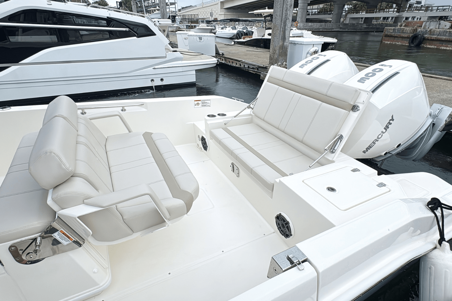 Slide: The Image of Boston Whaler 280 Dauntless 2025 - 19