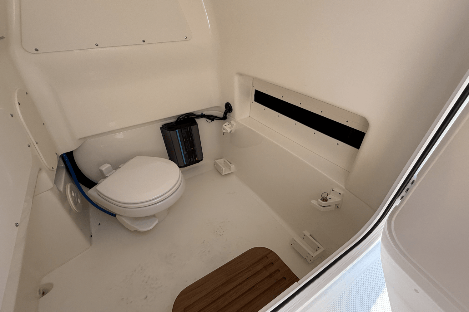 Slide: The Image of Boston Whaler 280 Dauntless 2025 - 19