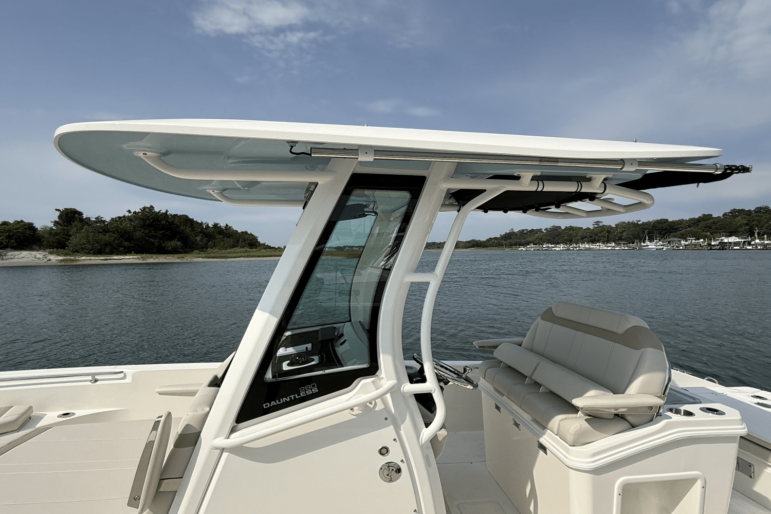 Slide: The Image of Boston Whaler 280 Dauntless 2025 - 22