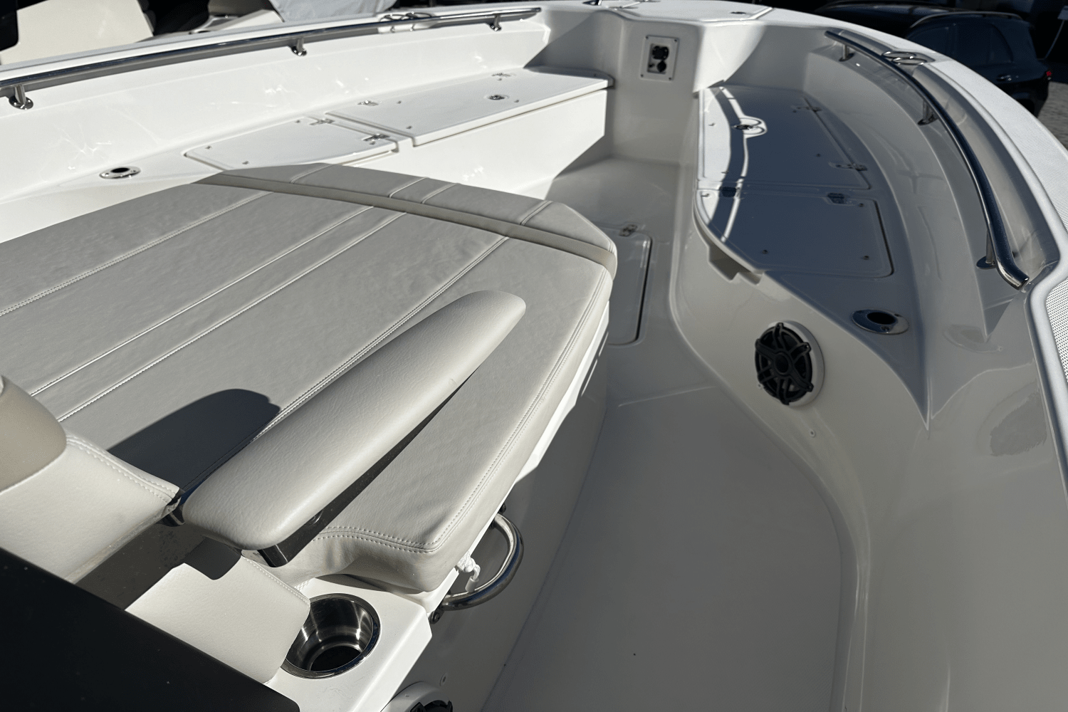 Slide: The Image of Boston Whaler 280 Dauntless 2025 - 6