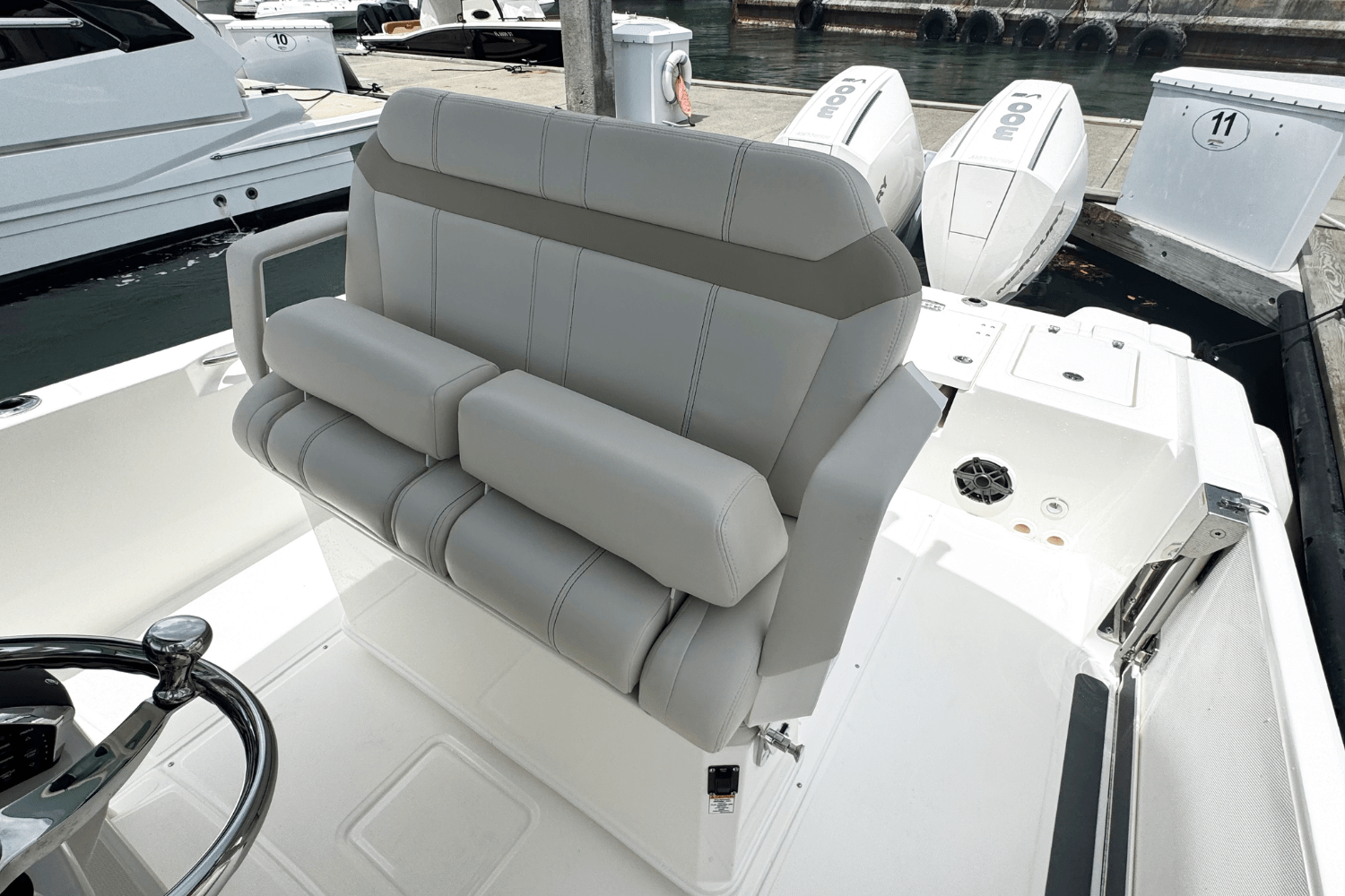 Slide: The Image of Boston Whaler 280 Dauntless 2025 - 6