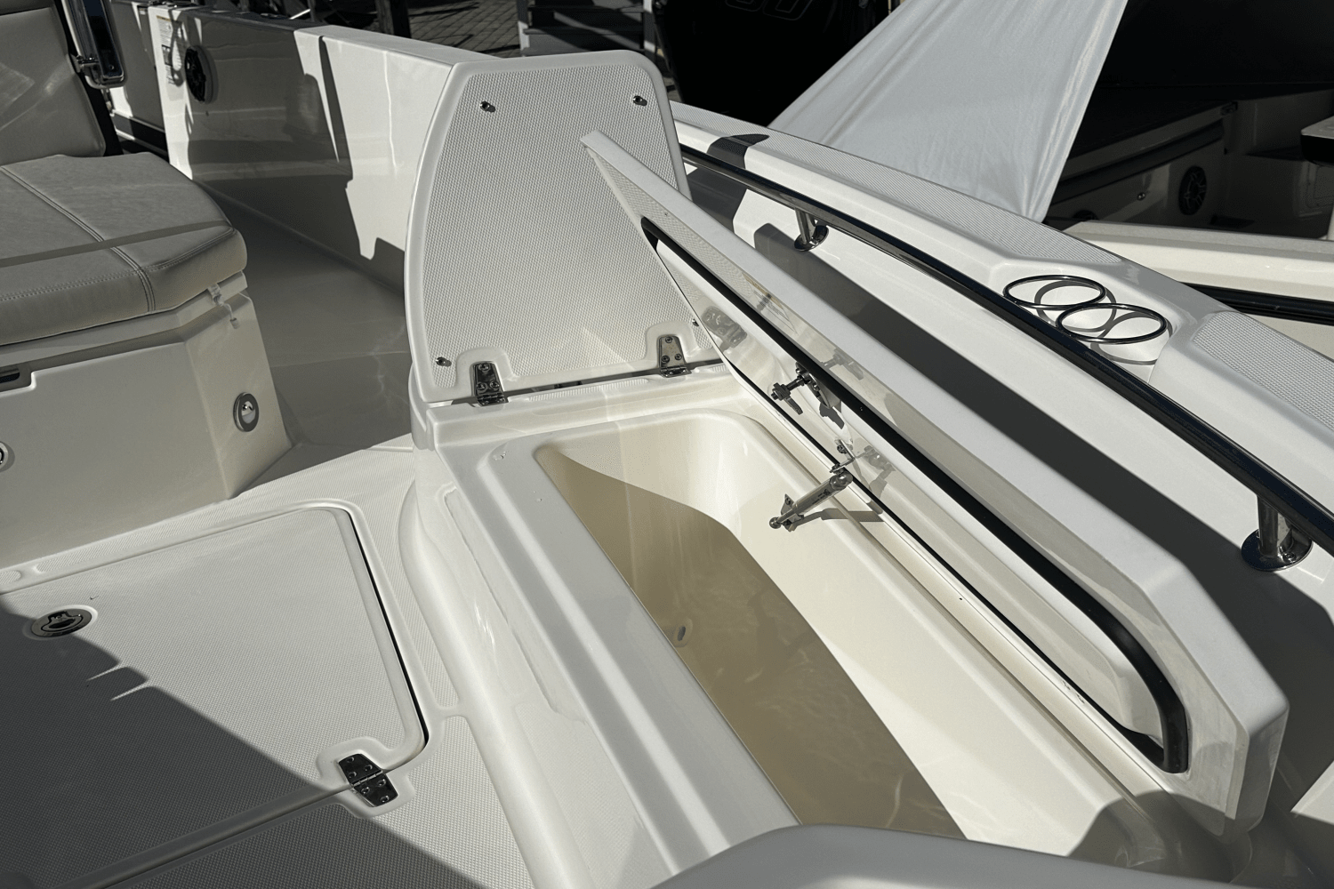 Slide: The Image of Boston Whaler 280 Dauntless 2025 - 7