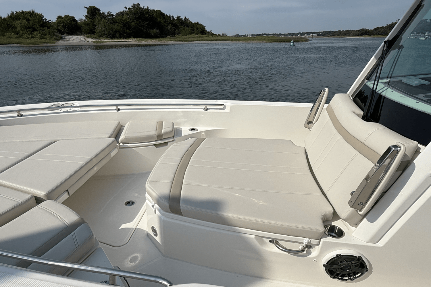 Slide: The Image of Boston Whaler 280 Dauntless 2025 - 7