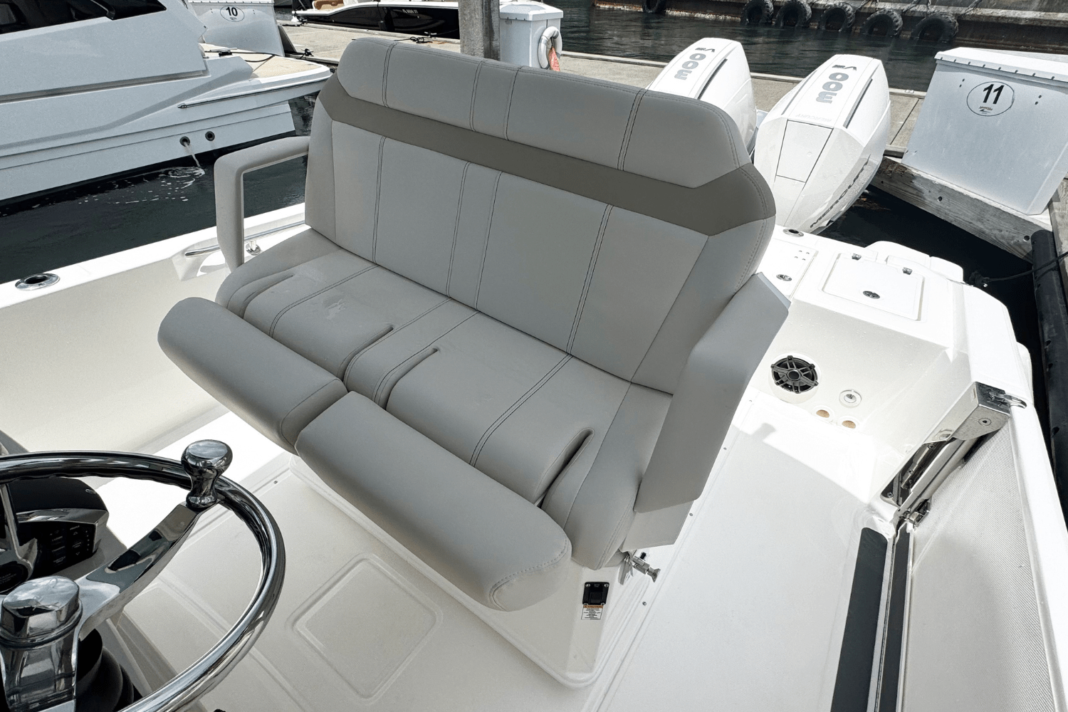 Slide: The Image of Boston Whaler 280 Dauntless 2025 - 7