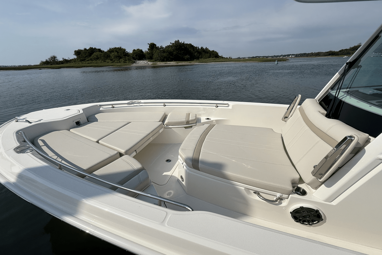 Slide: The Image of Boston Whaler 280 Dauntless 2025 - 8