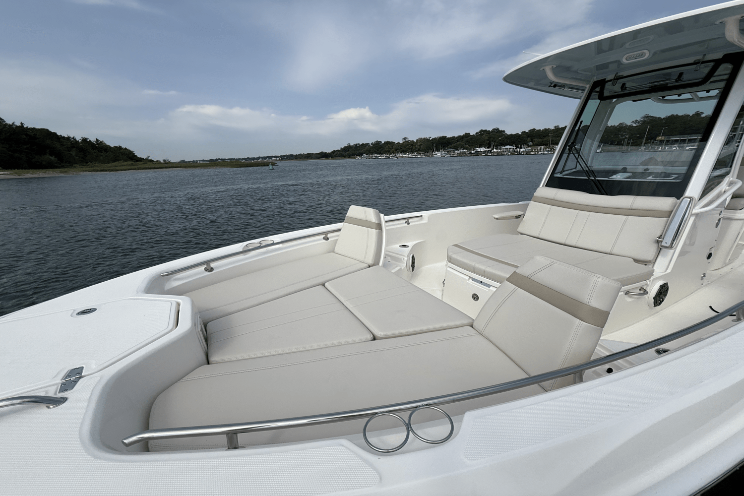 Slide: The Image of Boston Whaler 280 Dauntless 2025 - 9
