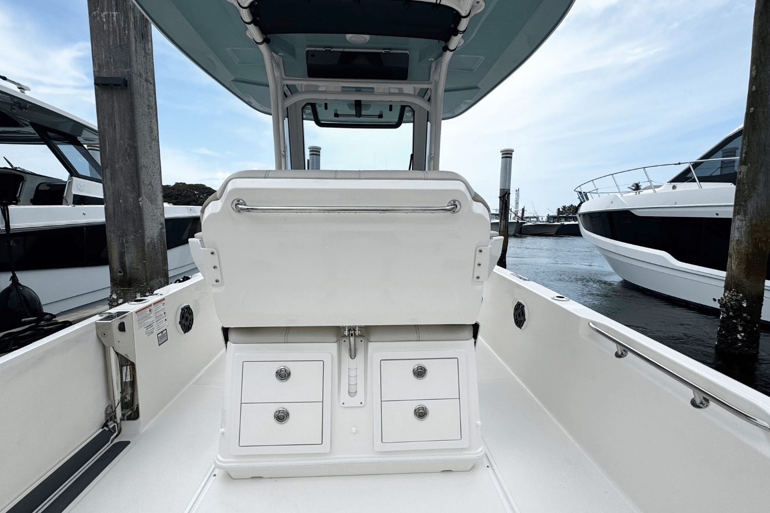Slide: The Image of Boston Whaler 280 Dauntless 2025 - 9