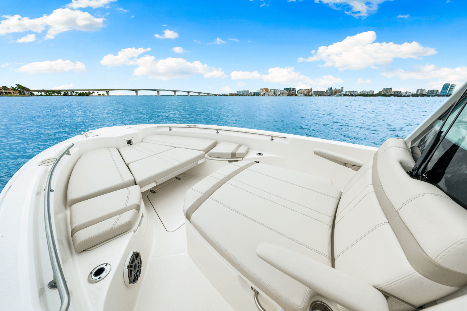 Slide: The Image of Boston Whaler 280 Dauntless 2026 - 23