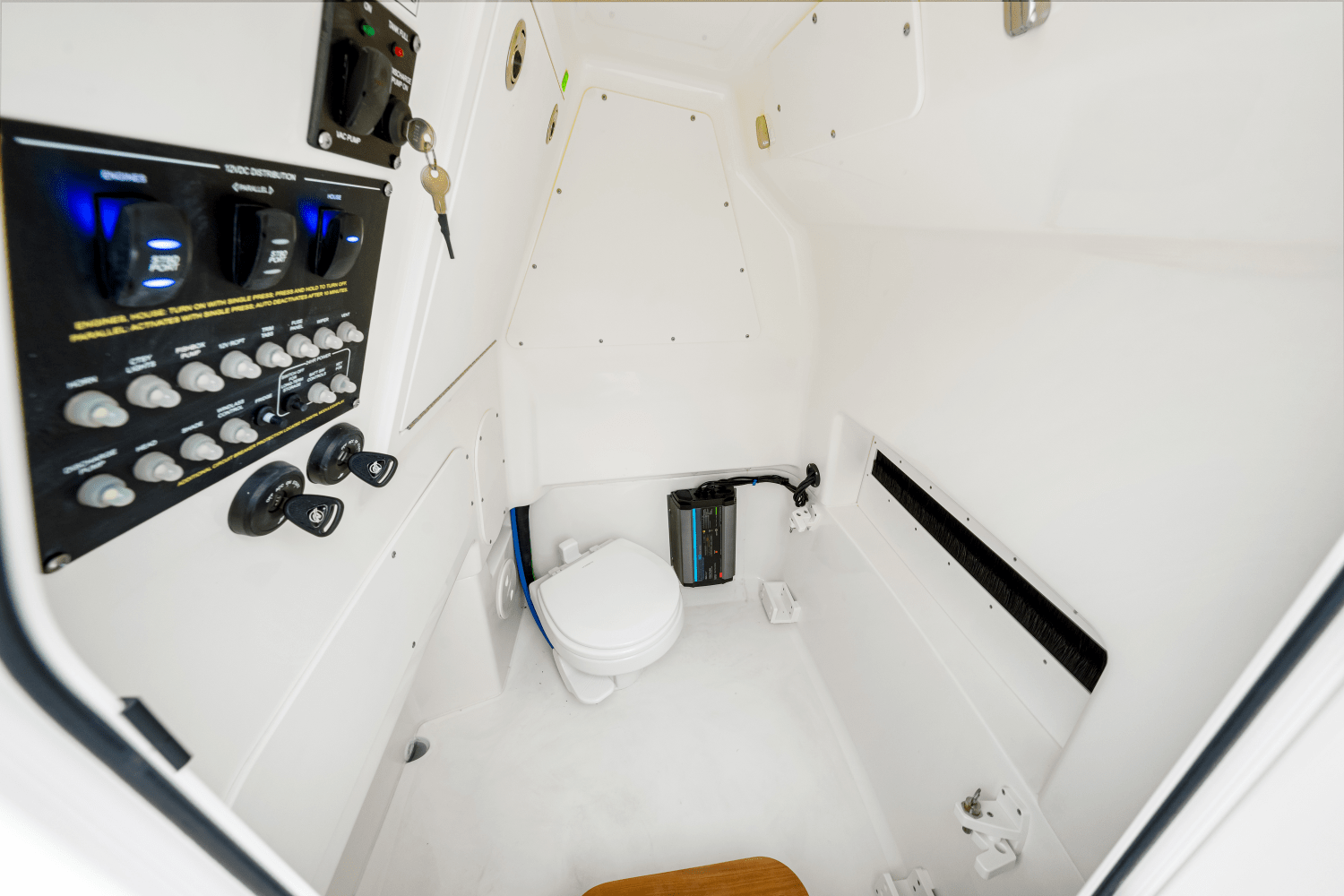 Slide: The Image of Boston Whaler 280 Dauntless 2026 - 30