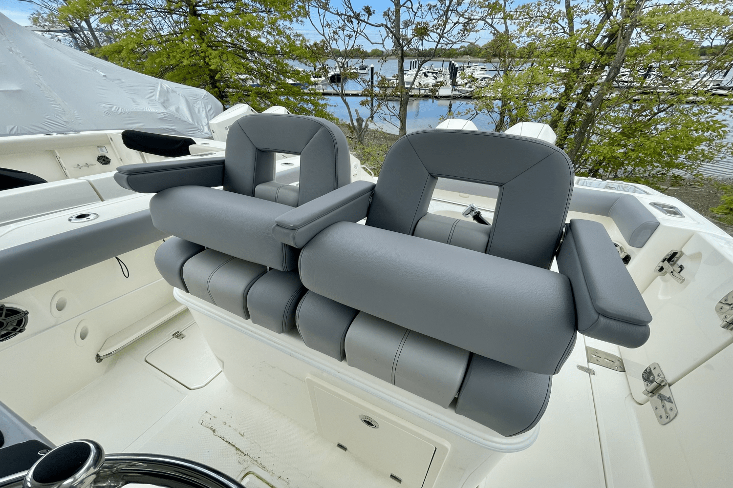 Slide: The Image of Boston Whaler 280 Outrage 2025 - 10