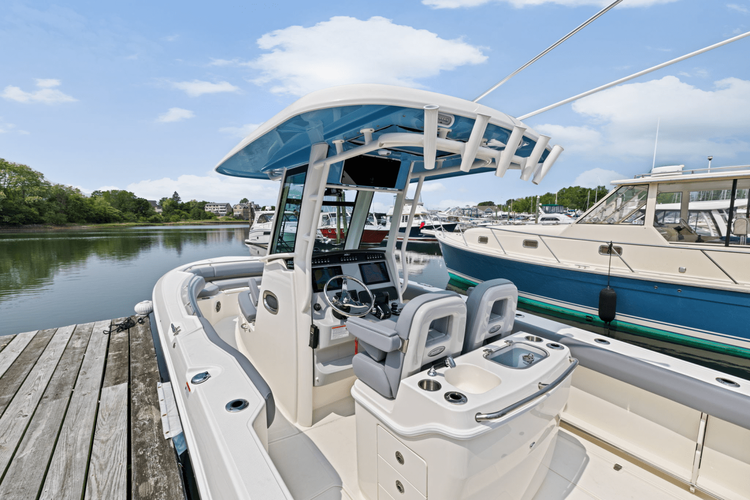 Slide: The Image of Boston Whaler 280 Outrage 2025 - 10