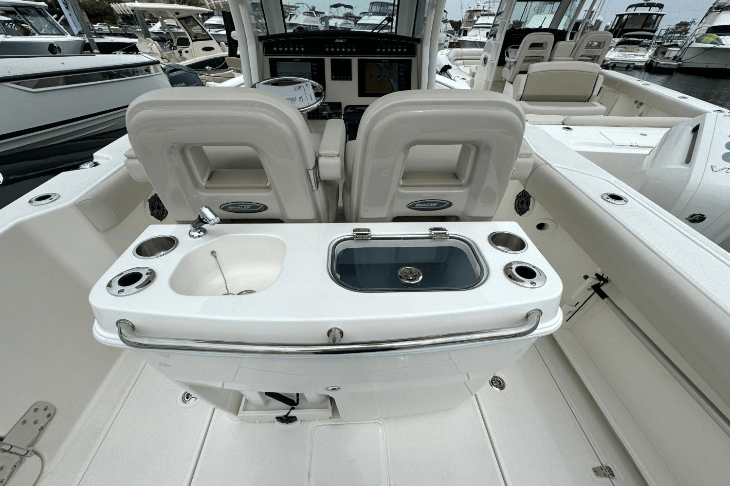 Slide: The Image of Boston Whaler 280 Outrage 2025 - 12
