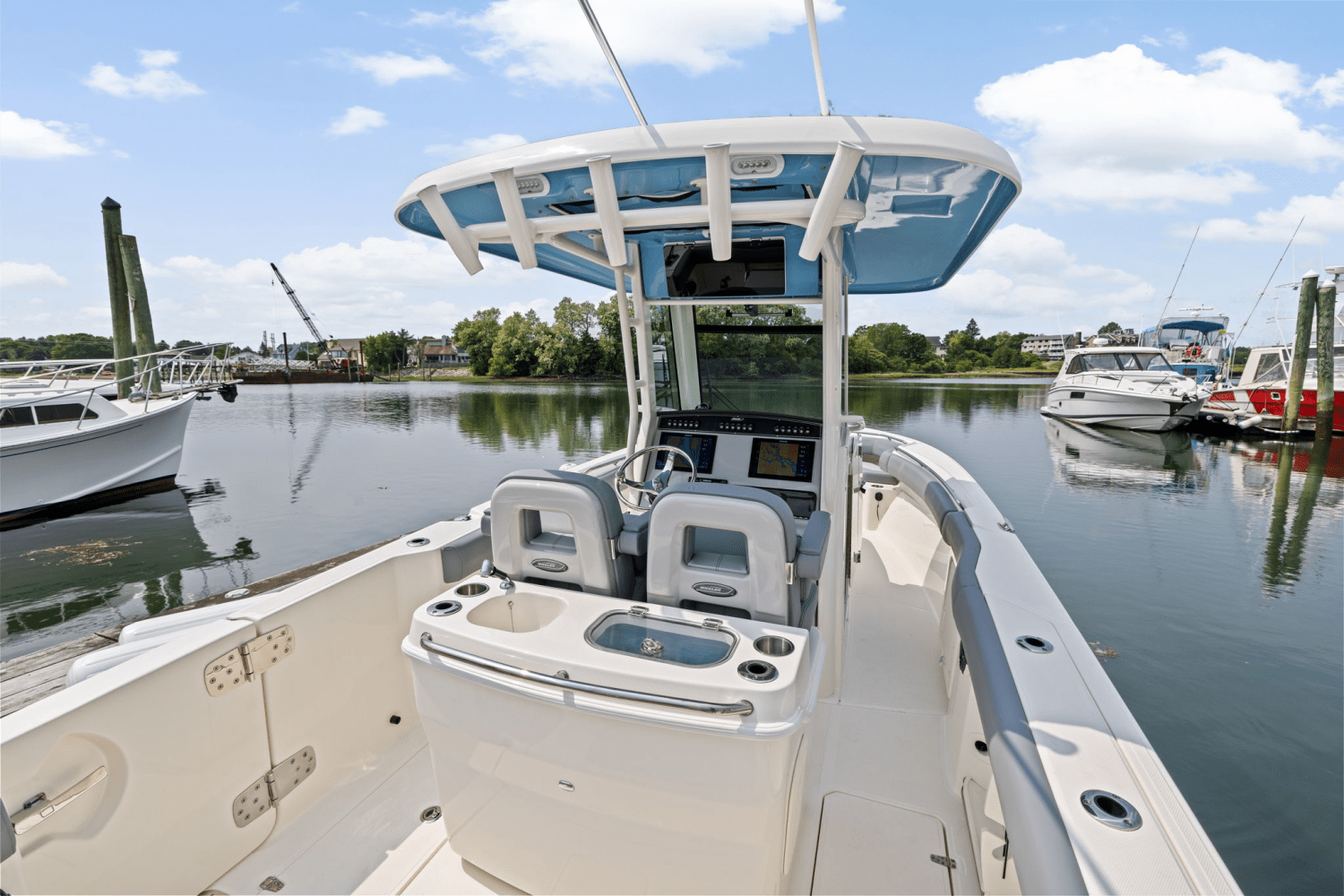Slide: The Image of Boston Whaler 280 Outrage 2025 - 12