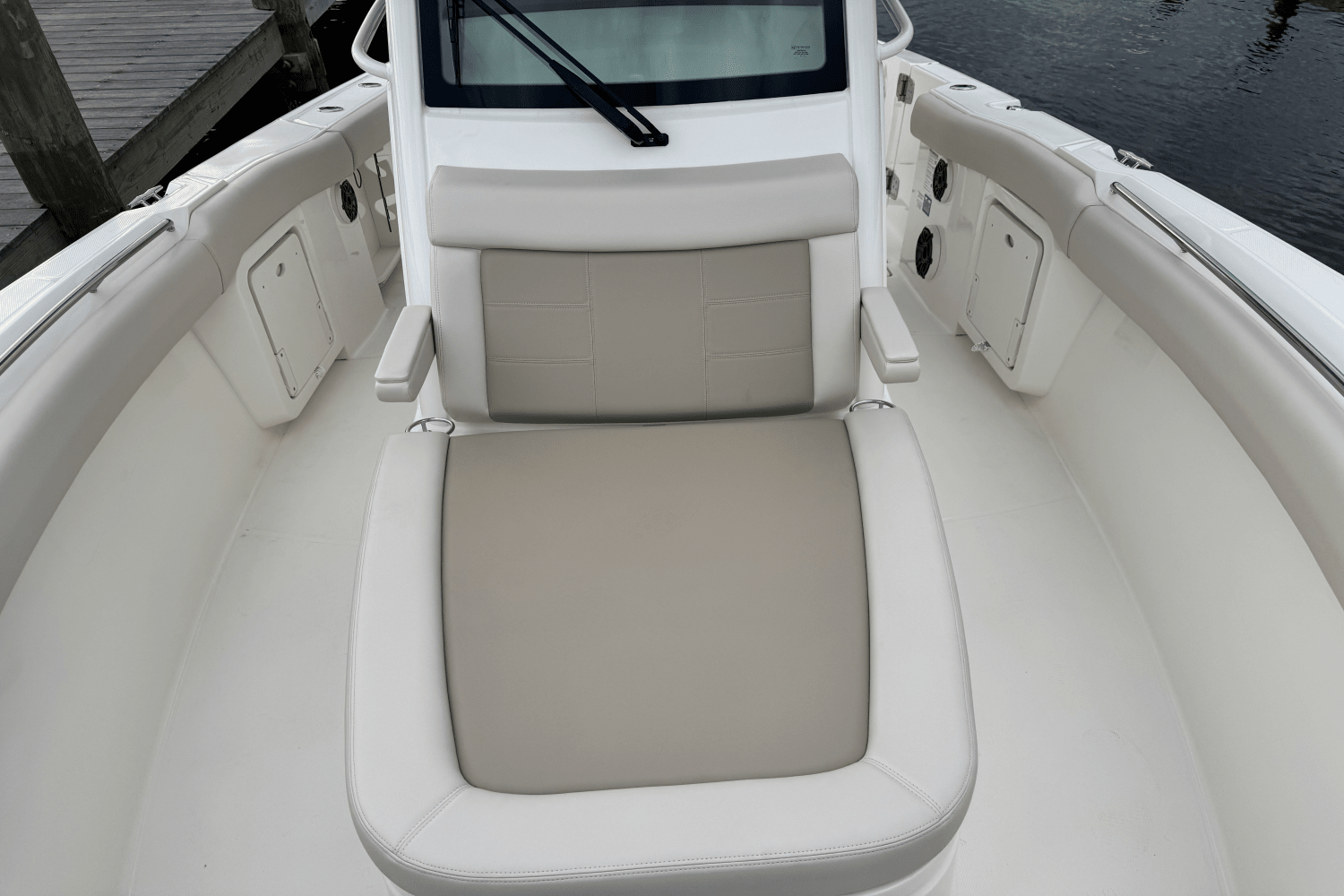 Slide: The Image of Boston Whaler 280 Outrage 2025 - 12