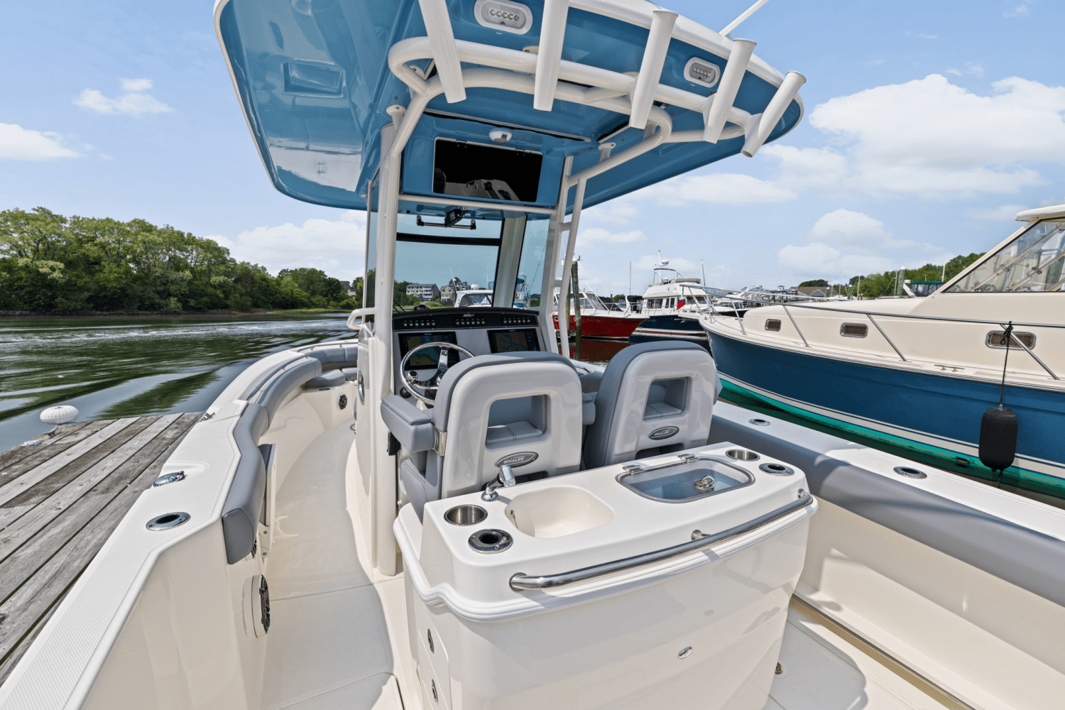 Slide: The Image of Boston Whaler 280 Outrage 2025 - 13