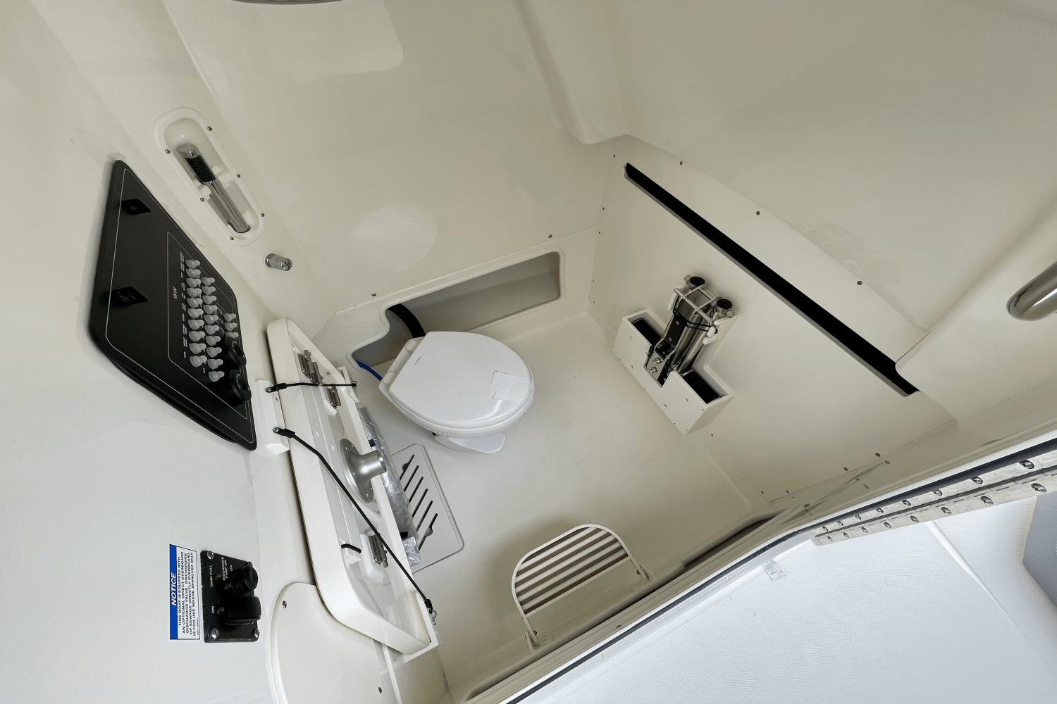 Slide: The Image of Boston Whaler 280 Outrage 2025 - 13