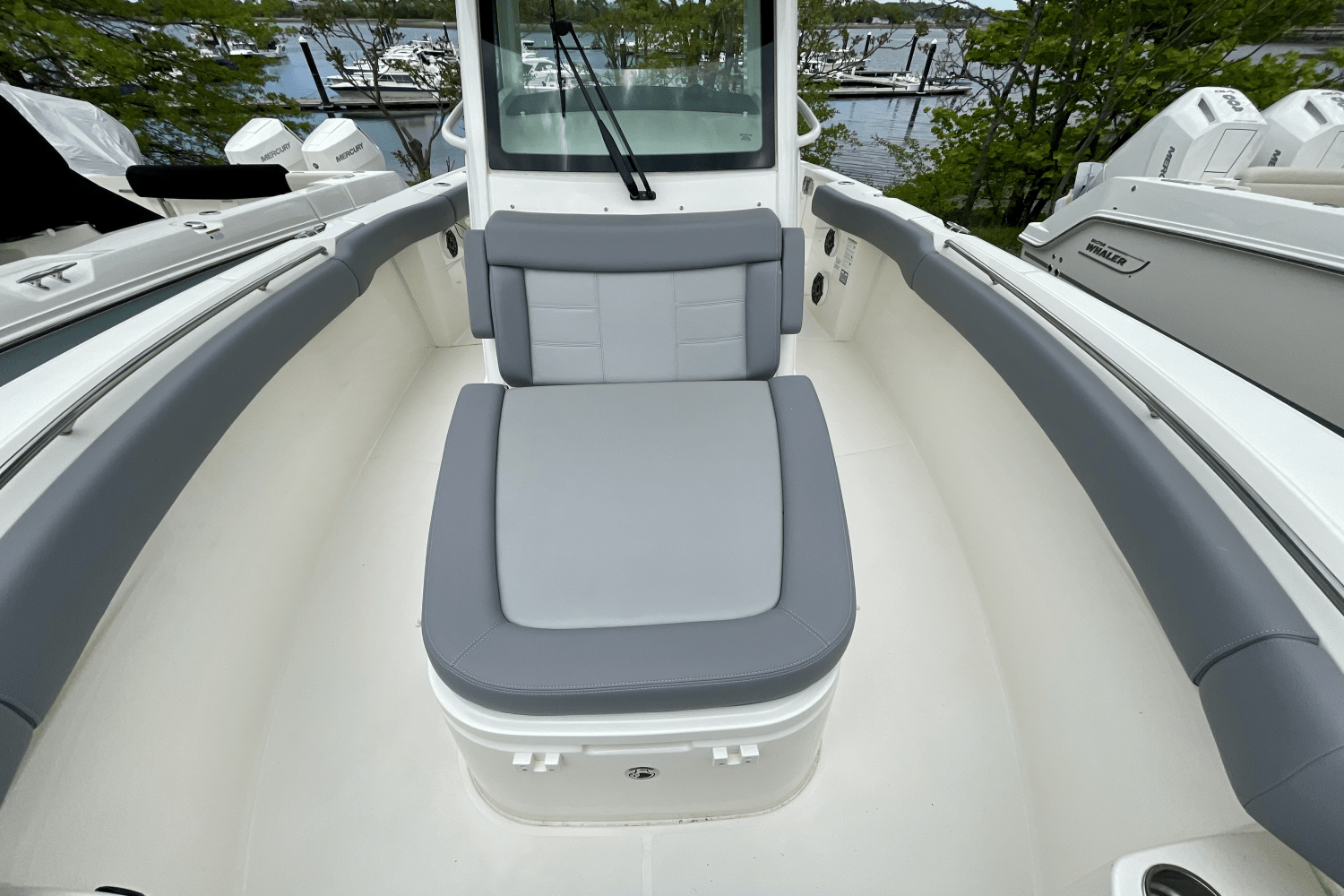 Slide: The Image of Boston Whaler 280 Outrage 2025 - 14