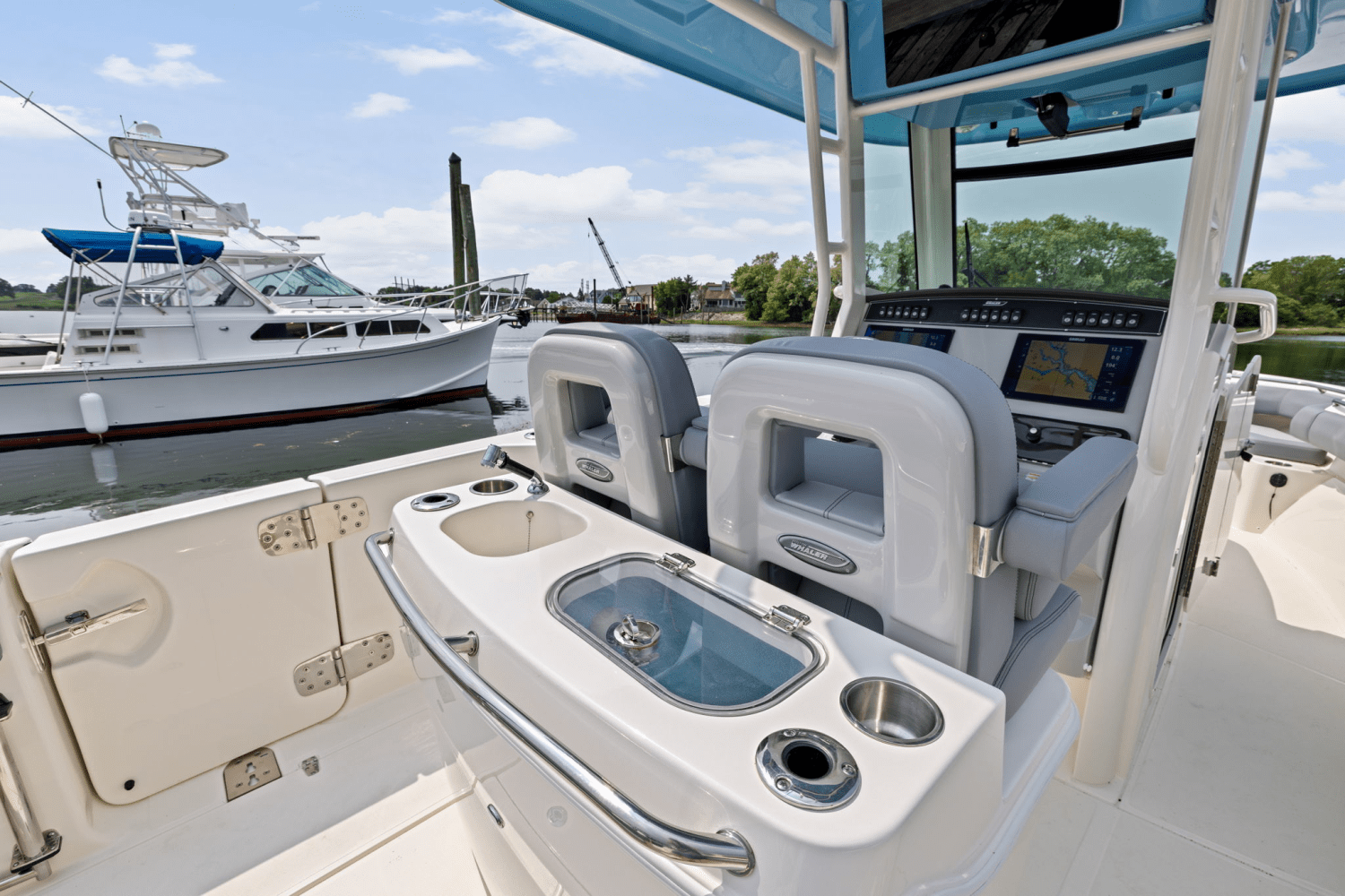 Slide: The Image of Boston Whaler 280 Outrage 2025 - 14