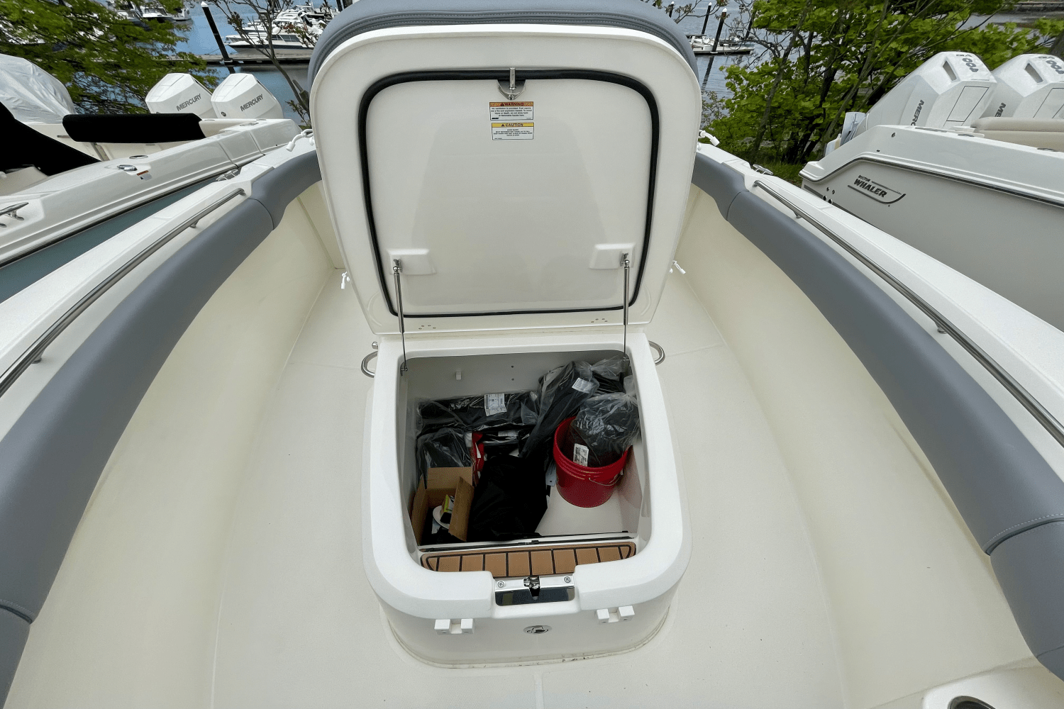 Slide: The Image of Boston Whaler 280 Outrage 2025 - 15