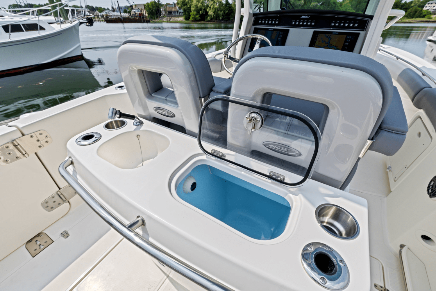 Slide: The Image of Boston Whaler 280 Outrage 2025 - 15