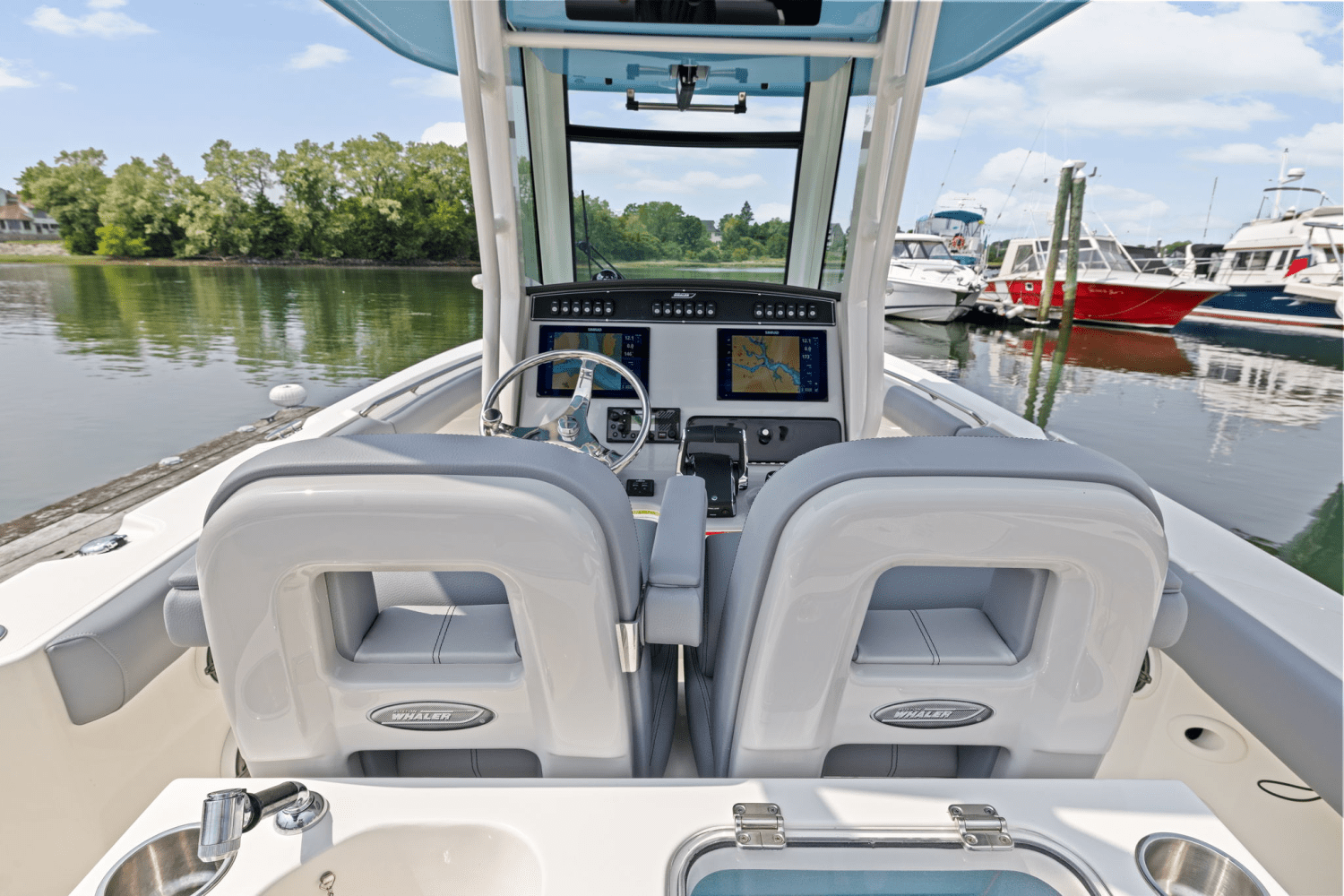 Slide: The Image of Boston Whaler 280 Outrage 2025 - 16