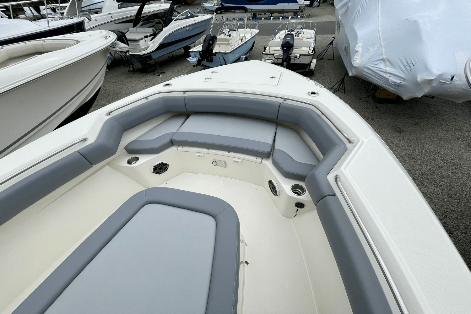 Slide: The Image of Boston Whaler 280 Outrage 2025 - 16