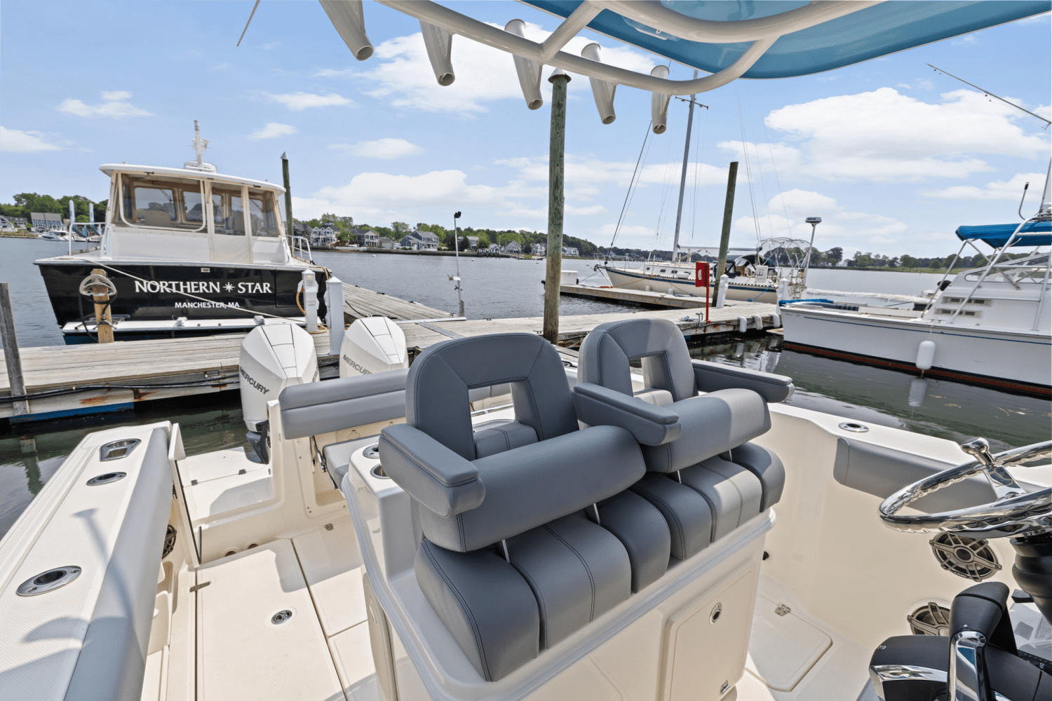 Slide: The Image of Boston Whaler 280 Outrage 2025 - 17