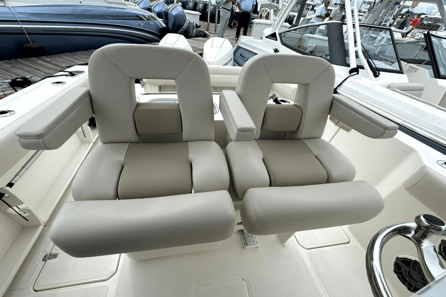 Slide: The Image of Boston Whaler 280 Outrage 2025 - 17
