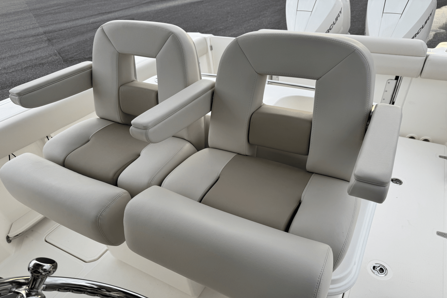 Slide: The Image of Boston Whaler 280 Outrage 2025 - 17