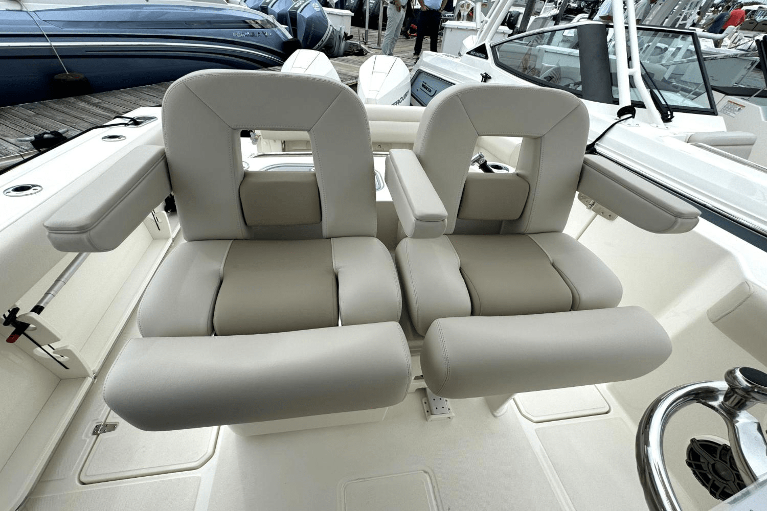Slide: The Image of Boston Whaler 280 Outrage 2025 - 18