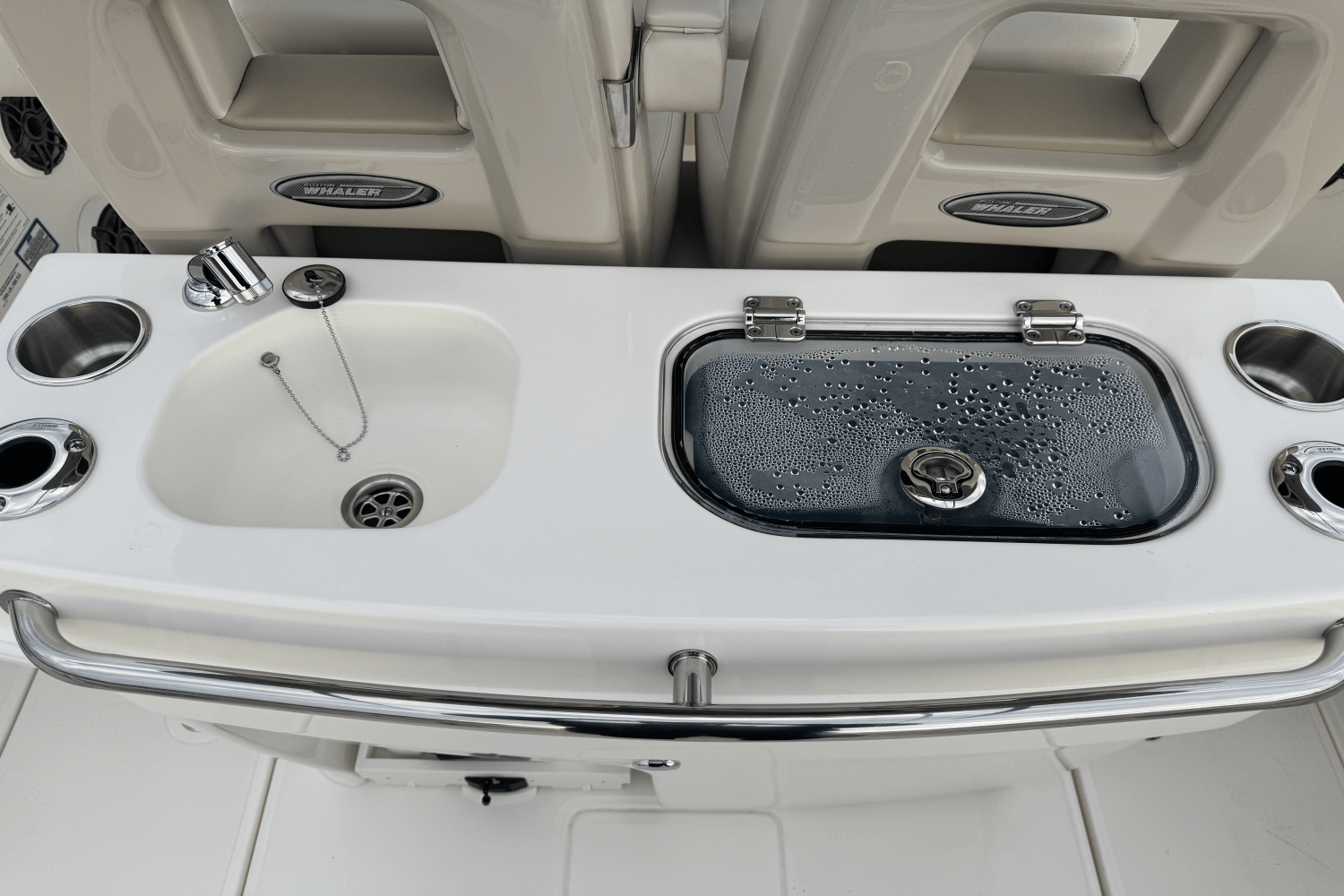 Slide: The Image of Boston Whaler 280 Outrage 2025 - 18
