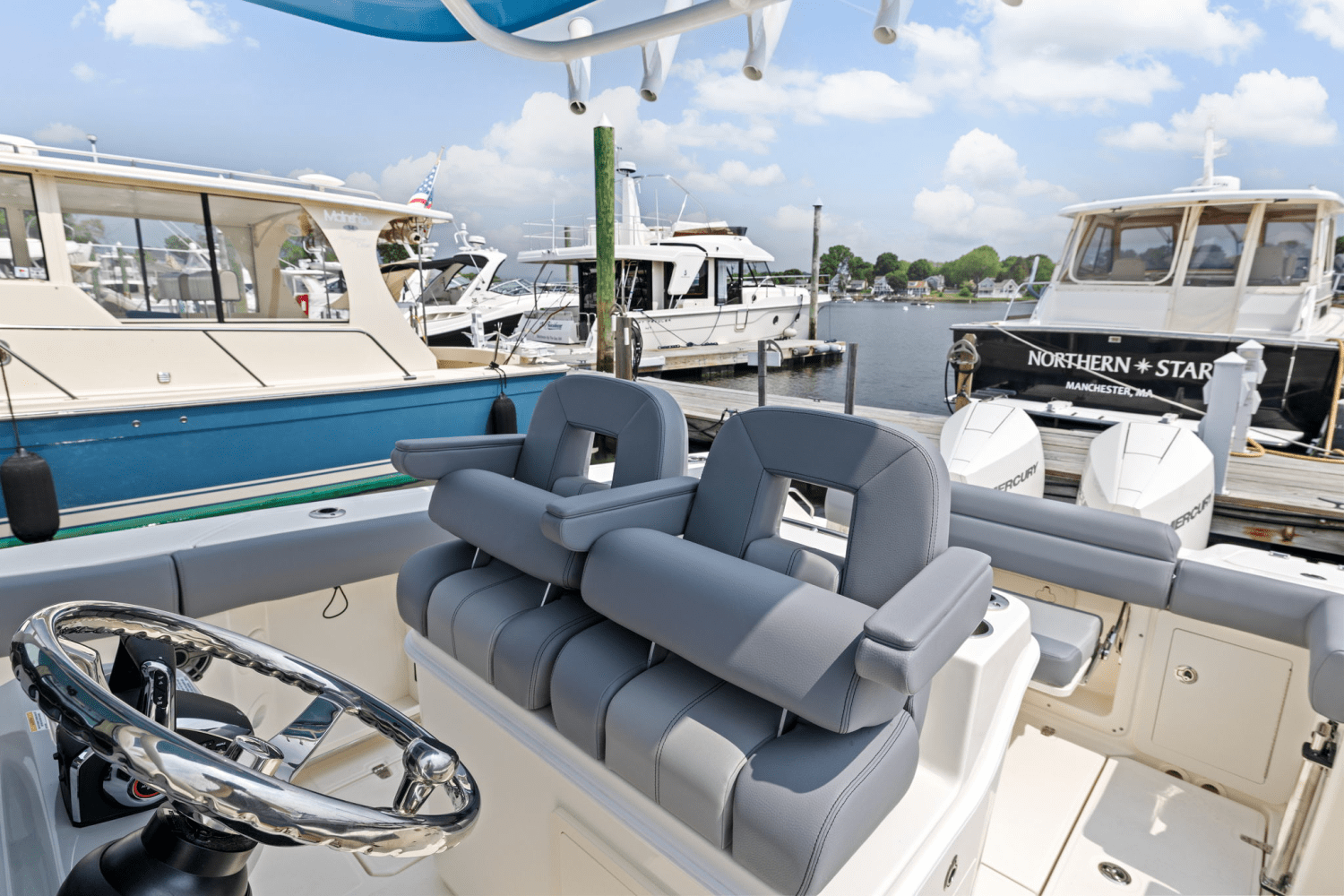 Slide: The Image of Boston Whaler 280 Outrage 2025 - 18