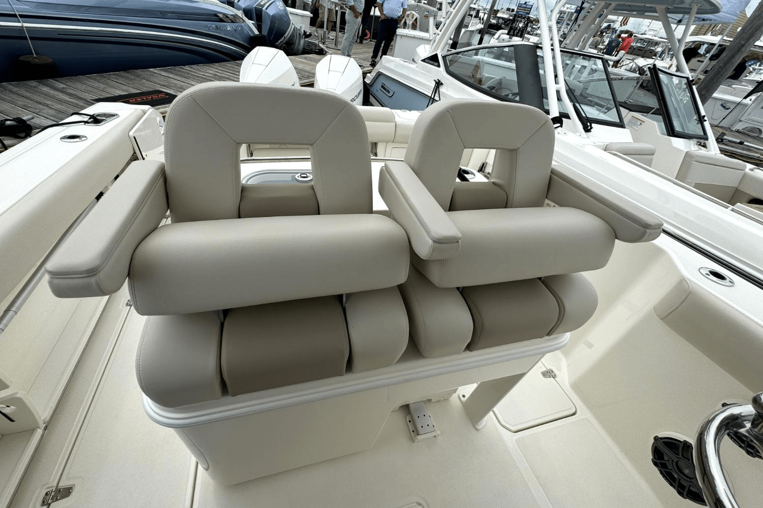 Slide: The Image of Boston Whaler 280 Outrage 2025 - 19