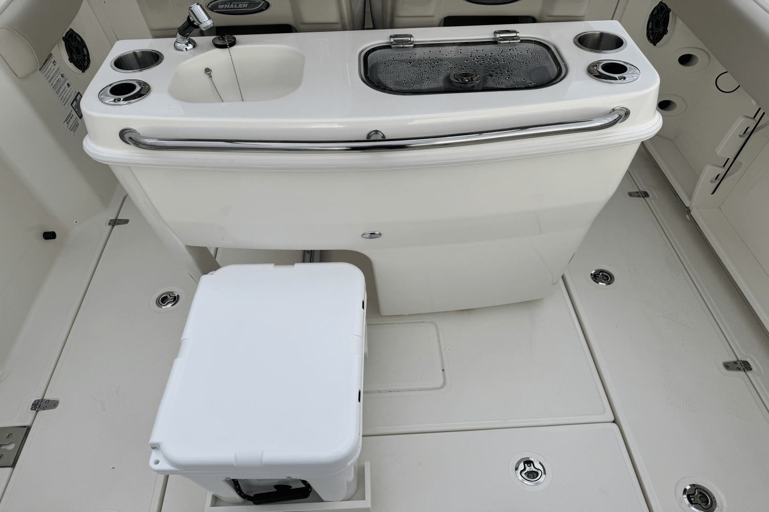 Slide: The Image of Boston Whaler 280 Outrage 2025 - 19