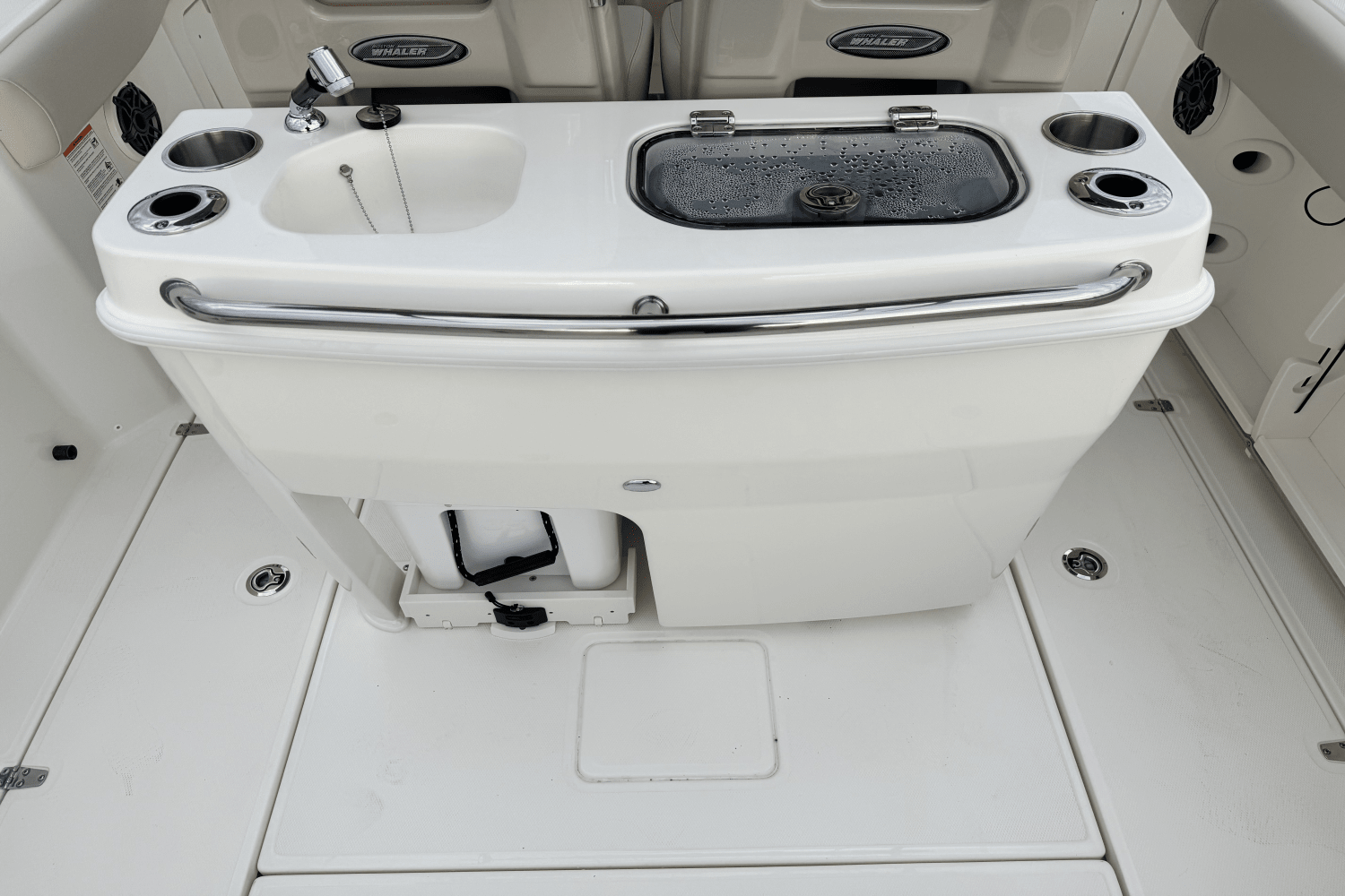 Slide: The Image of Boston Whaler 280 Outrage 2025 - 20