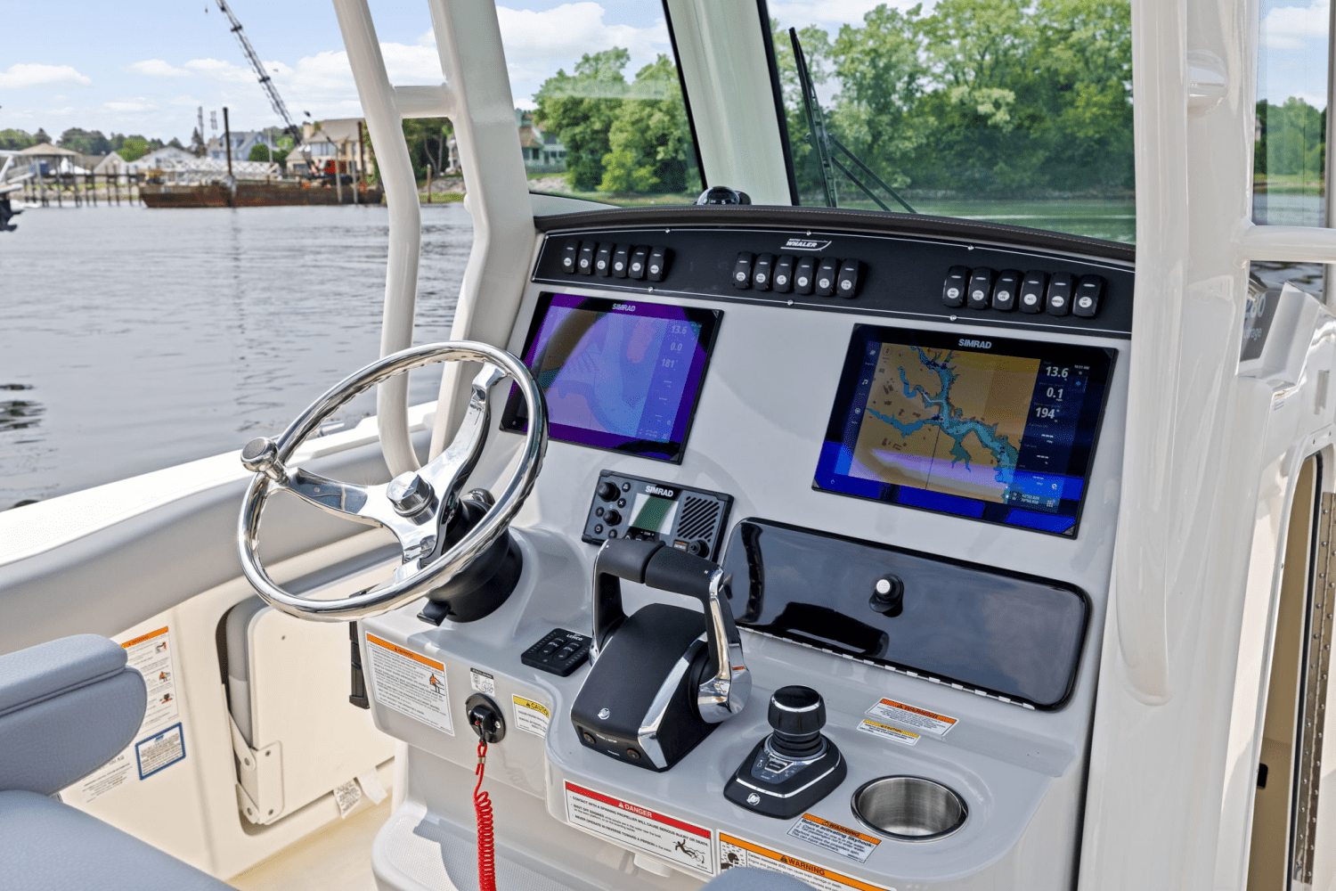 Slide: The Image of Boston Whaler 280 Outrage 2025 - 21